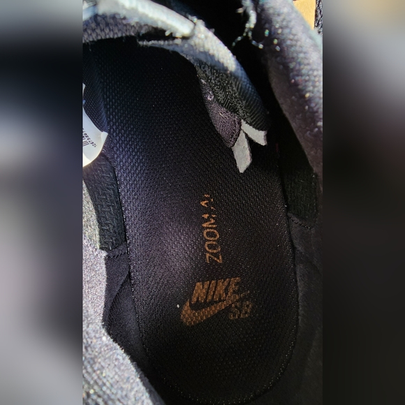 NIKE SB ZOOM SUEDE SNEAKER SIZE 11.5, COLOR BLACK - Picture 8 of 8